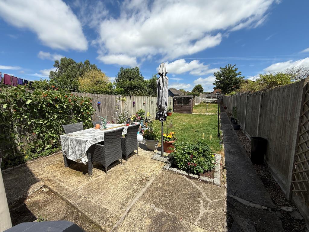 Lot: 97 - PAIR OF FLATS WITH PART VACANT POSSESSION - Outside